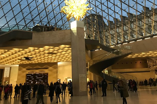 1:30 hours tour of Louvre museum - The Value of Afsi Duffau’s Personal Commentary