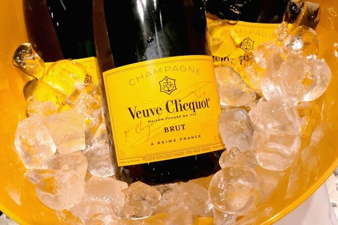 100% Champagne LOVER Tour:1 Iconic house visit+3 tastings & Lunch - Lunch at a gastronomic restaurant