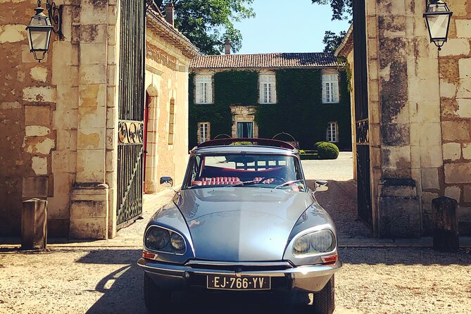 3H private city tour of Bordeaux and vineyard in a Citroën DS - Riding through Bordeaux in a Citroën DS