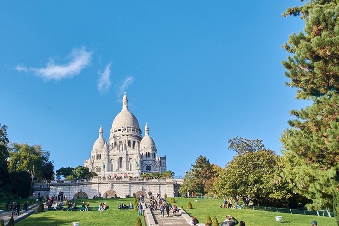 4-hour private tour Montmartre & Marais - Climbing through Montmartre toward Sacré-Cœur
