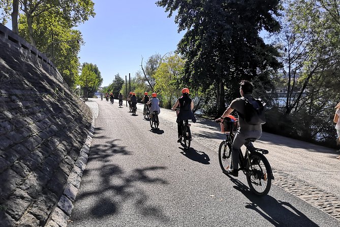 4h Complete Lyon Experience: E-Bike, Food Tasting & Old Town Walk - Croix-Rousse Tunnel and the Cathedral Approach (Where the E-Bike Helps)