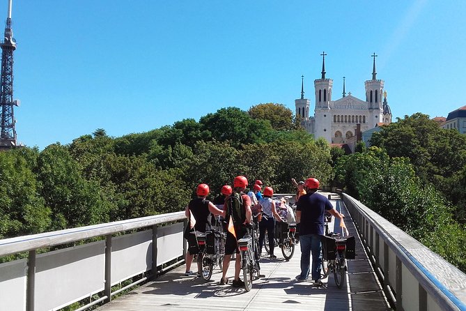 4h Complete Lyon Experience: E-Bike, Food Tasting & Old Town Walk - Fresque des Lyonnais: Street Art That’s a Real City Landmark