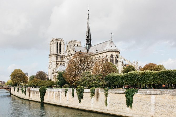 90 Minutes Notre Dame Exterior Semi Private Tour - Reading the western façade for 50 minutes