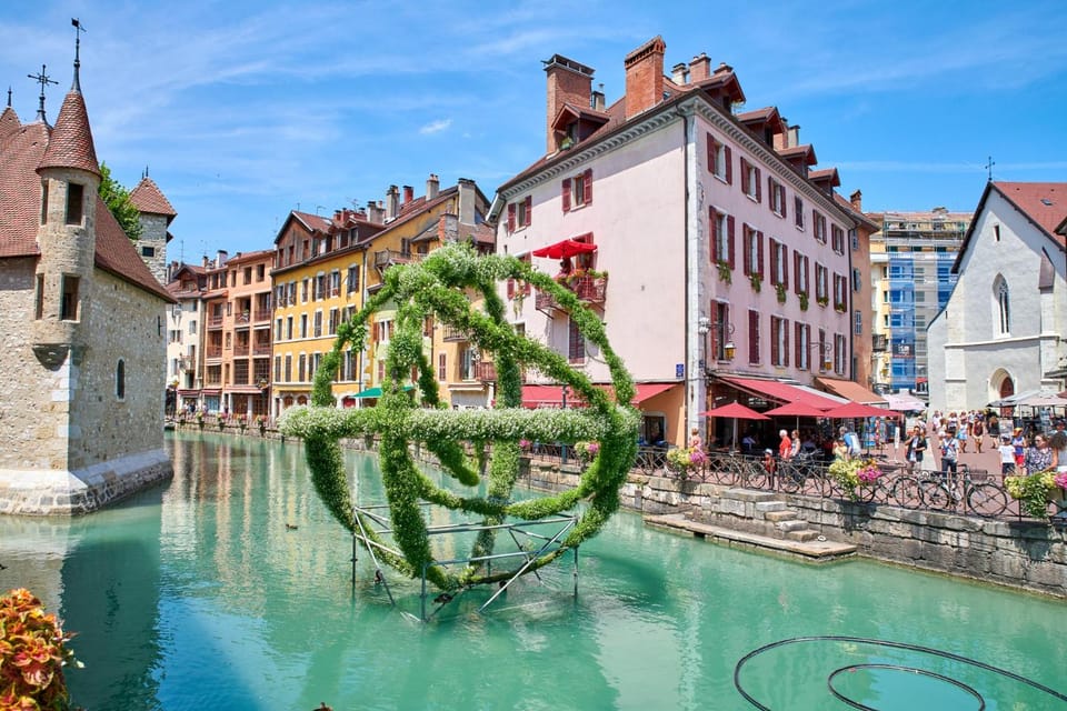 Annecy: Express Walk with a Local in 60 minutes - Small group energy: up to 8 and why it matters