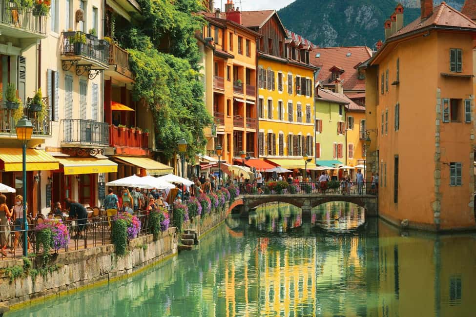 Annecy: Express Walk with a Local in 60 minutes - Starting at Pharmacie Le Genevois: the easiest meeting point mindset
