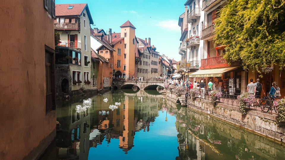 Annecy: Traditional Food Group Walking Tour - Starting at Pont des Amours: the route sets your bearings fast