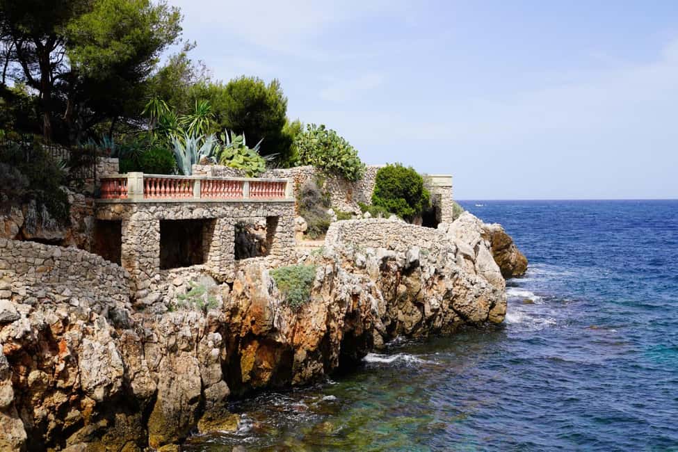 Antibes: Express Walk with a Local in 60 minutes - Small groups bring real advantages