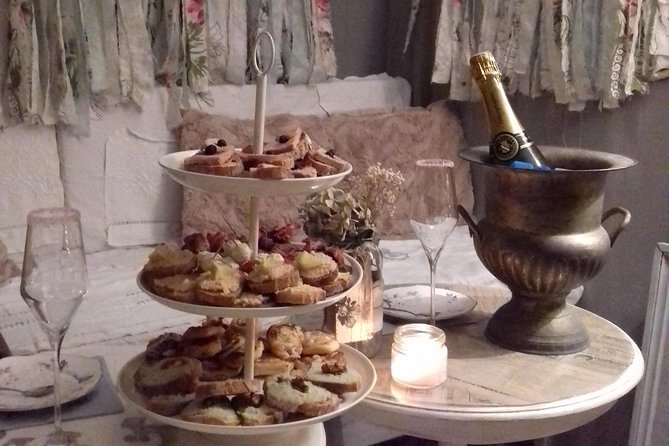 Aperitif dinner in a bohemian caravan - A candlelit caravan near Arras