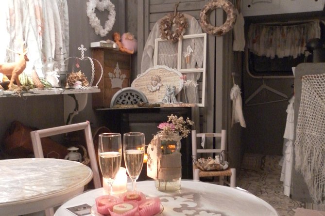 Aperitif dinner in a bohemian caravan - Why the private format matters