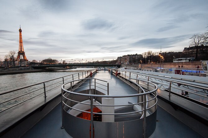 Bateaux Mouches Dinner Cruise on the Seine River in Paris - The Music: Piano and Violin as Your Moving Soundtrack