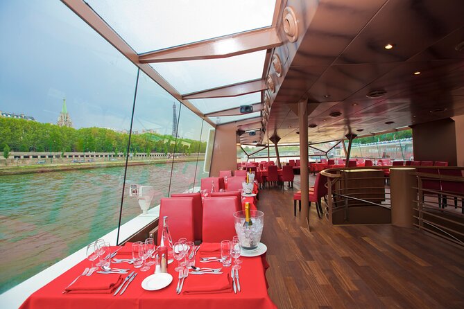 Bateaux Mouches Lunch Cruise on the Seine River in Paris - The live accordion and the level of narration