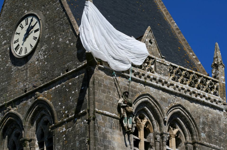 Bayeux: Band Of Brothers Full-Day Tour - Brecourt Manor and the guns at Utah Beach: seeing why one battle mattered