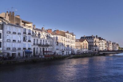 Bayonne: Private Guided Walking Tour - Sainte-Marie Cathedral and the shape of old Bayonne