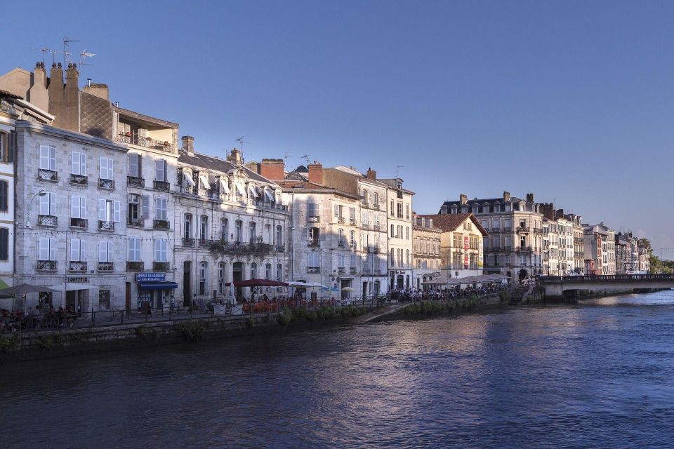 Bayonne: Private Guided Walking Tour - Sainte-Marie Cathedral and the shape of old Bayonne