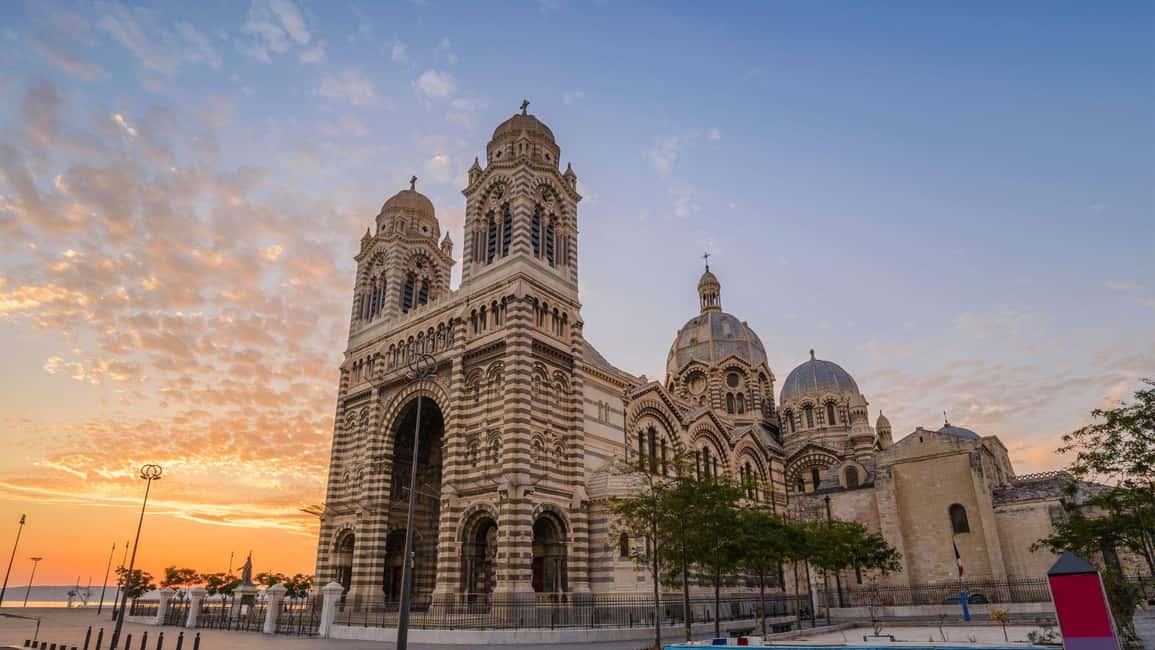 Best of Marseille: Private Walking Tour with a Local - Wandering through Le Panier’s colorful lanes