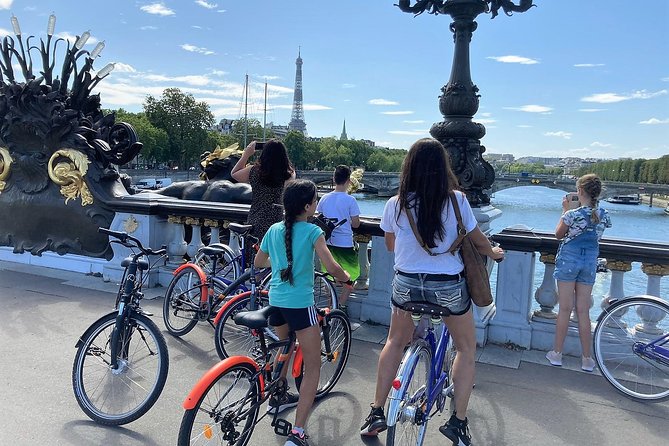 Bike Paris treasures with a live guide - Families & Friends - A small-group Paris highlights bike tour in three hours