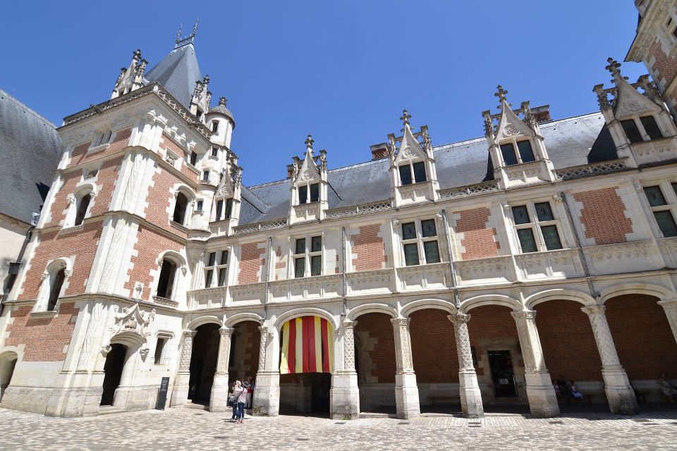 Blois: Private Tour of Blois Castle with Entry Tickets - Meeting at Place du Château