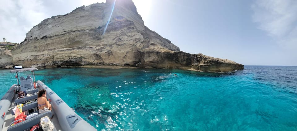 Bonifacio: Lavezzi Islands and Caves Guided Tour - Guides, language, and the small-group factor