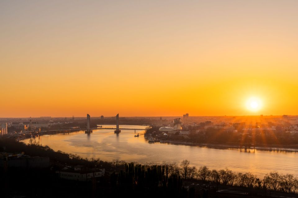 Bordeaux: 2-Hour River Dinner Cruise - Wine tasting options and drink rules: plan for extra costs