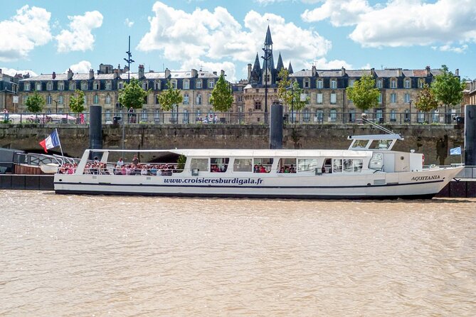 Bordeaux by the Water commented cruise - Place de la Bourse and the Water Mirror