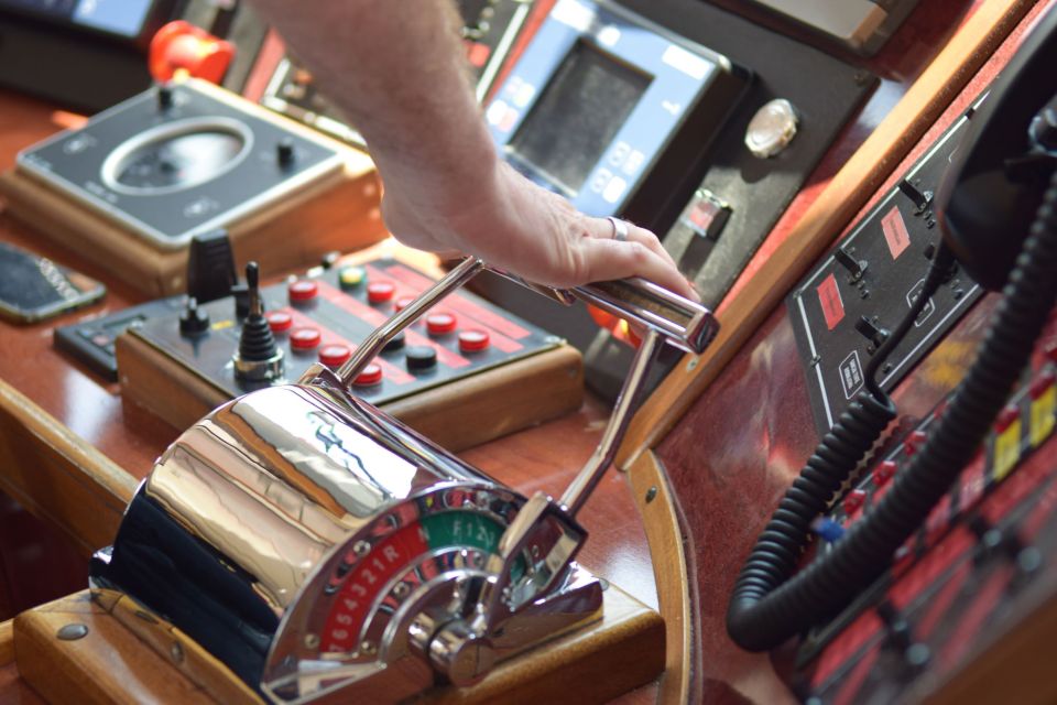 Bordeaux: Evening Apéritif Cruise on the River Garonne - Guide commentary: what makes it feel like more than a drink cruise