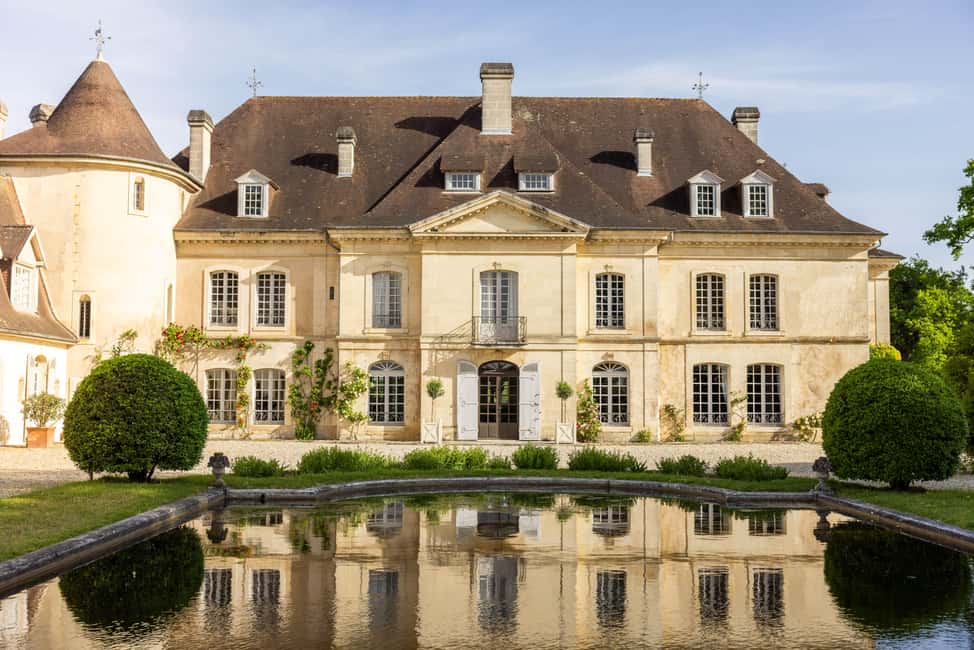 Bordeaux Full Day Wine Tour - 3 Wineries & Picnic Lunch - A vineyard picnic lunch that feels like wine country life
