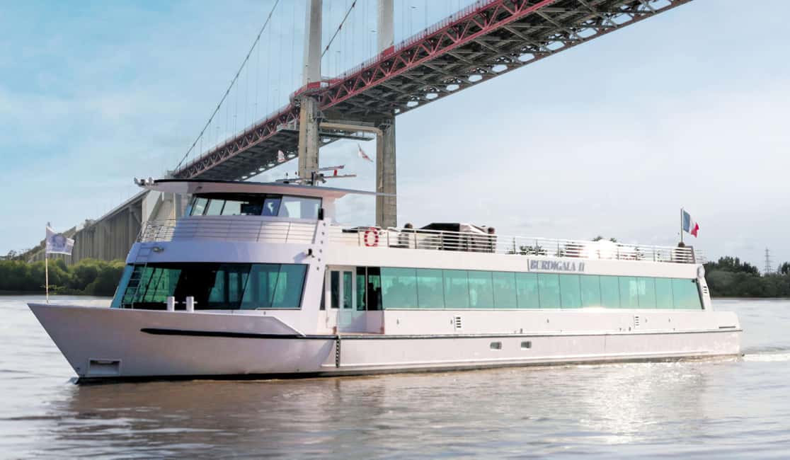 Bordeaux: Guided River Cruise - Pont de Pierre and the bridge “fan club” moment