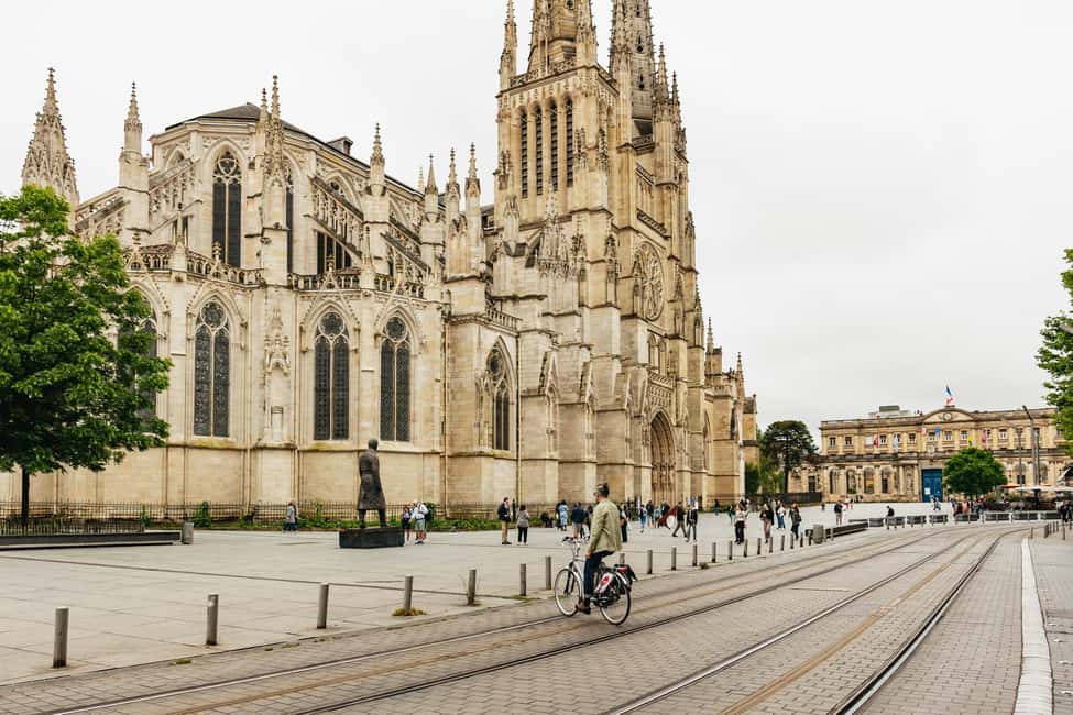 Bordeaux: Historic Center & Chartrons District Bike Tour - Crossing the Garonne: Pont de Pierre to Pont Chaban-Delmas