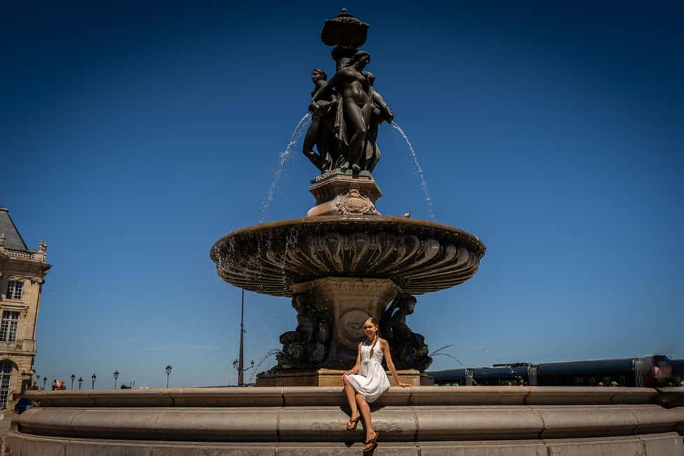 Bordeaux Photographer : Romantic or Family or Friends - Meeting beside the Hermès store