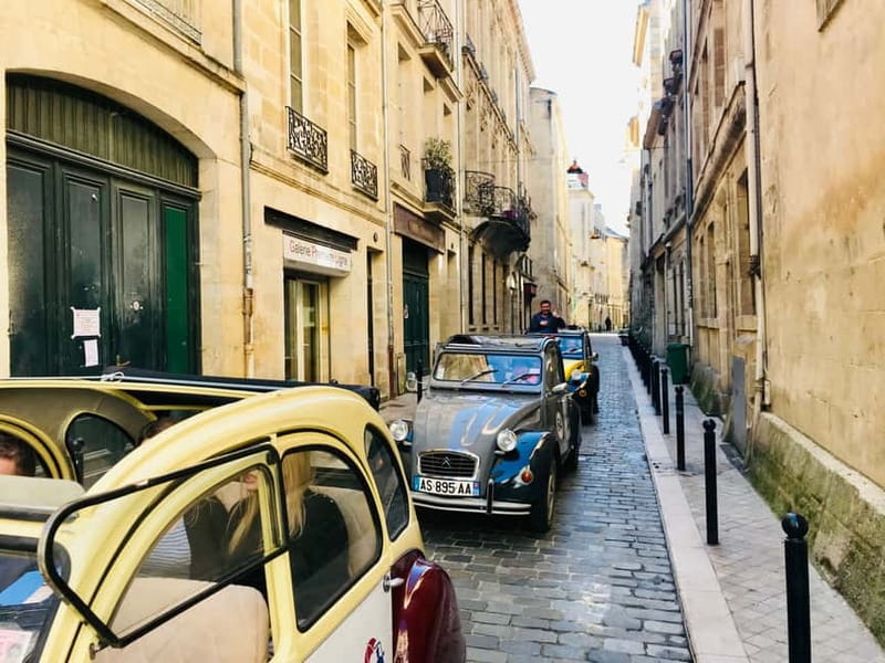 Bordeaux: Private Tour in a Citroën 2CV - Pickup and 2CV seating: small details that affect comfort