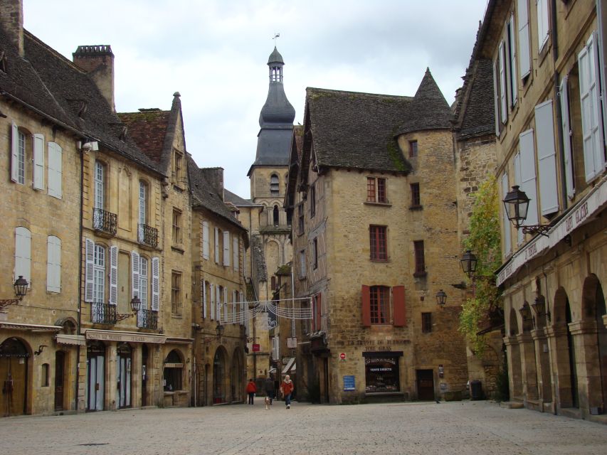 Bordeaux to Dordogne: Castles & Villages Private Tour - Château de Beynac and the medieval power struggle