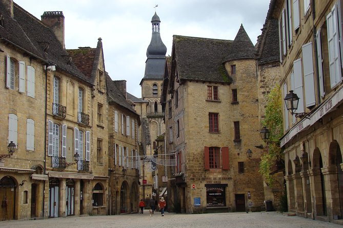Bordeaux to Dordogne - Private Tour: Fortified Castles and Medieval Villages - Domme: A Hilltop View Over the Dordogne