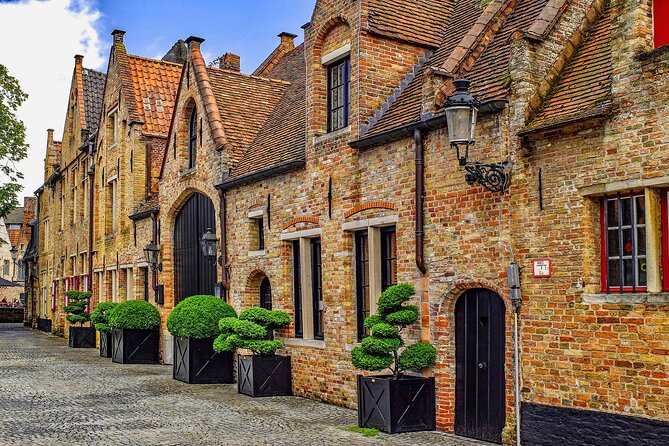 Bruges Highlights & Hidden Gems Small-group from Paris by Minivan - How the guides shape the experience