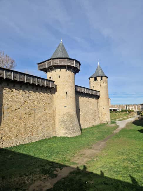 Carcassonne: Viollet-le-Duc's medieval city - Reading the ramparts from the outside