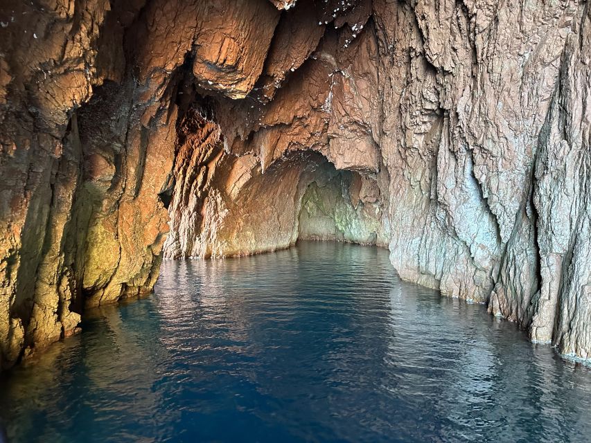 Cargèse: Les Calanques De Piana - The ten minute swim in a boat only cove