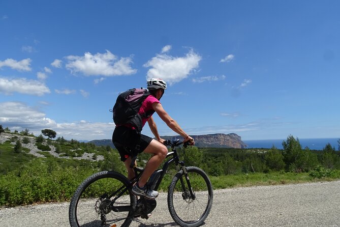 Cassis National Park E-Mountain Bike Experience with Virtual Guide - At Trolib in Cassis: helmets, lockers, and the virtual guide setup