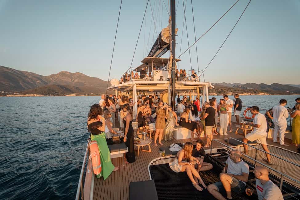 Catamaran half-day excursion - Meal box onboard and the bar: eating simply, choosing how much to drink