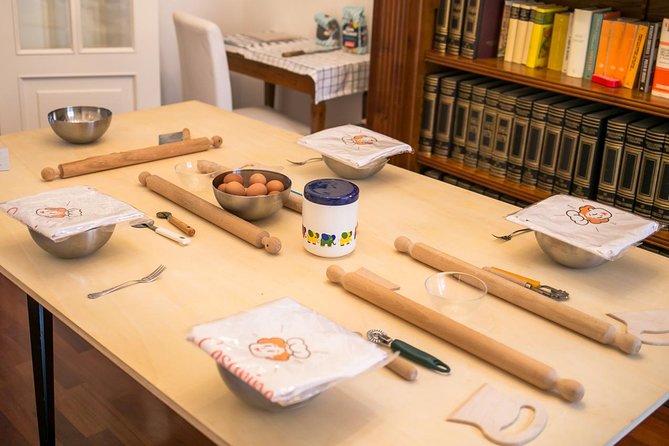 Cesarine: Fresh Pasta Class at Local's Home in Montepulciano - Making pasta in a Montepulciano home