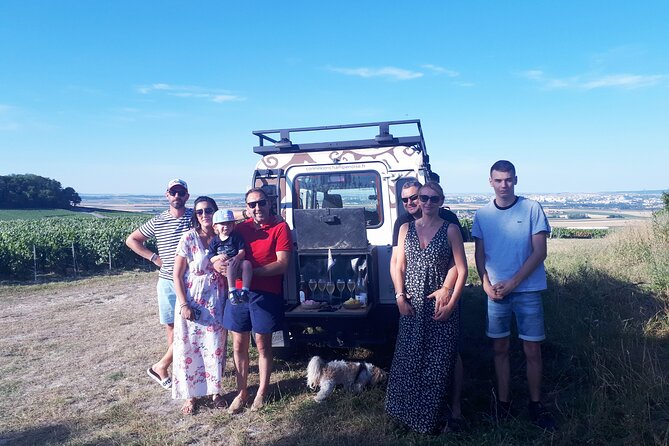 Champagne tasting, panoramic walk in the vineyards - The tasting in the vineyards: Brut Tradition outdoors, with a real sense of place
