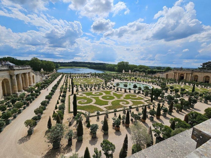 Chateau de Fontainebleau & Chateau de Versailles - An hour to eat in Fontainebleau