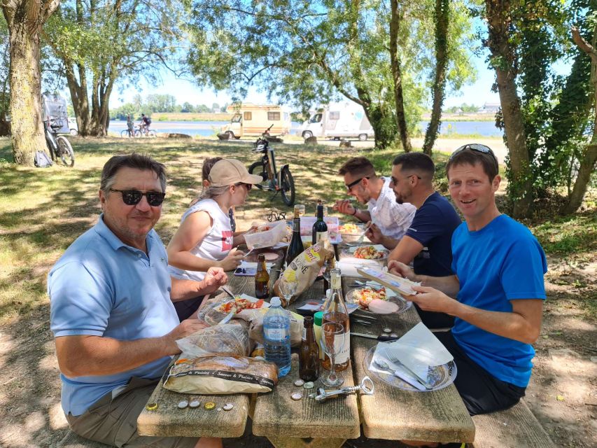 Chateaux de la Loire cycling ! - Riding through villages and vineyards