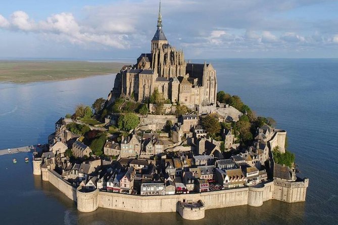 Chauffered driven car for one or several days (Rent minimum of 8 hours with a maximum of 25 kms per hour) Предоставление автомобиля с водителем - Using the car to reach Fougères and Dinan
