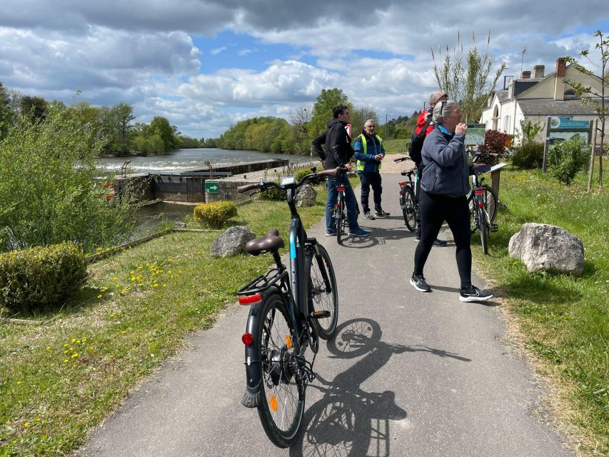 Chenonceau: E-Bike Guided Tour & Gourmet Picnic Lunch - Stopping Through a Traditional Village Before Heading Back