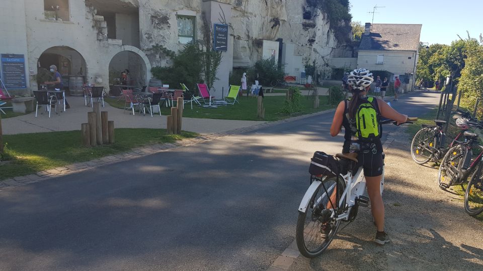 Chinon: Bicycle Tour of Saumur Wineries with Picnic Lunch - Candes-Saint-Martin and the meeting of the rivers