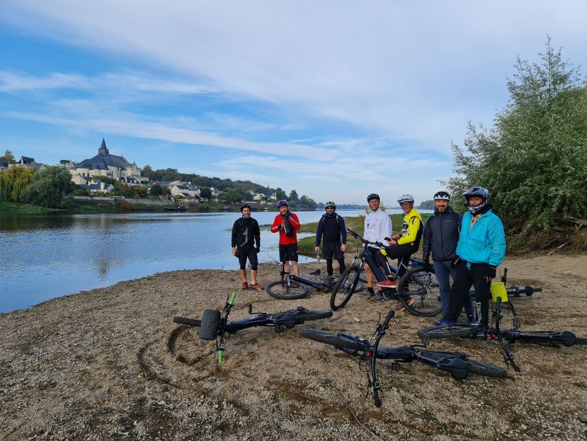 Chinon: Bicycle Tour of Saumur Wineries with Picnic Lunch - Montsoreau Castle and the first vineyard climb