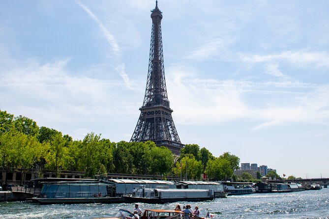 City Walking Tour: See the Top 5 Paris Highlights in a Day - The Louvre courtyard without museum crowds
