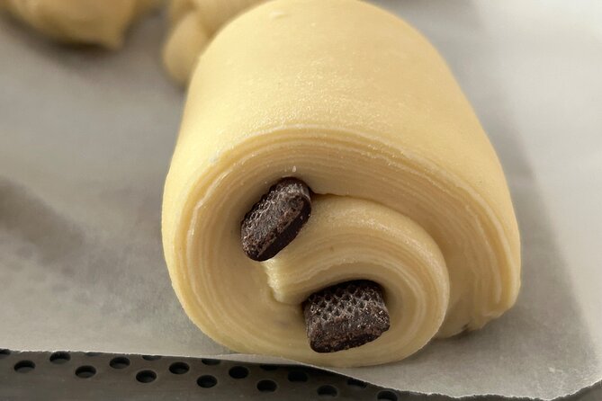 Croissants and pains au chocolat with a pastry chef in Paris - What happens during the tasting and the surprise pastry moment