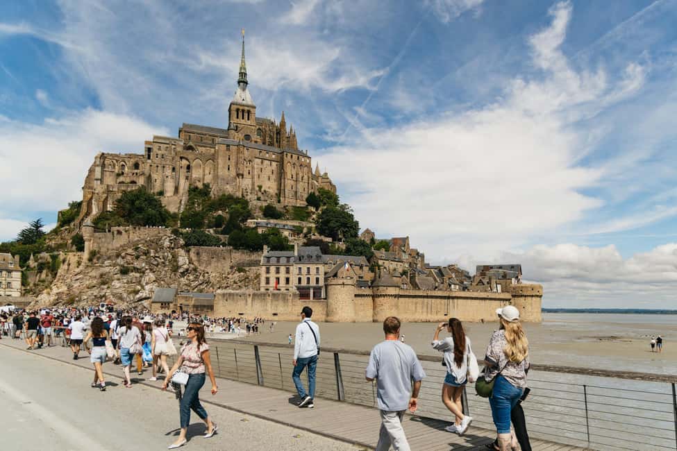 Day Trip to Mont-Saint-Michel from Paris - Exploring the Medieval Town: Walled Lanes With Breathing Room