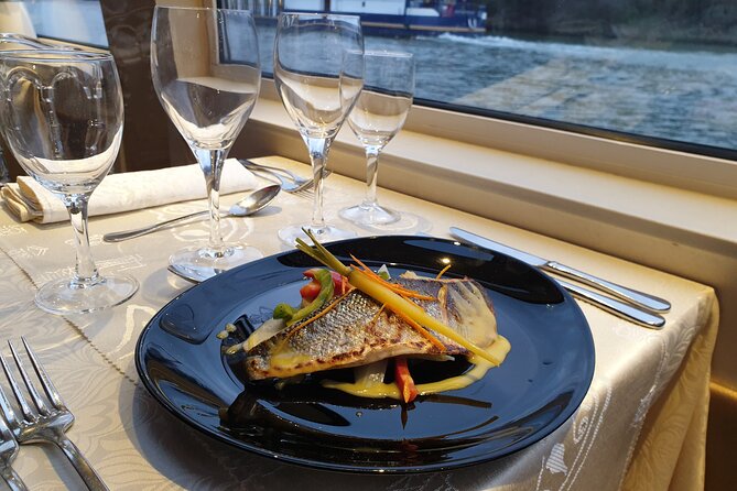 Dinner Cruise Prestige Check-out from the Eiffel Tower - Service style and special occasions: when the staff makes it feel personal
