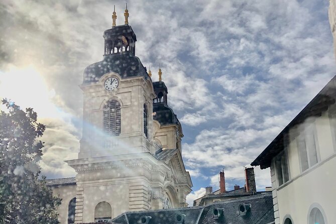Discorver Lyon in a Private tour with your driver - Mur des Canuts and the silk workers of Croix-Rousse